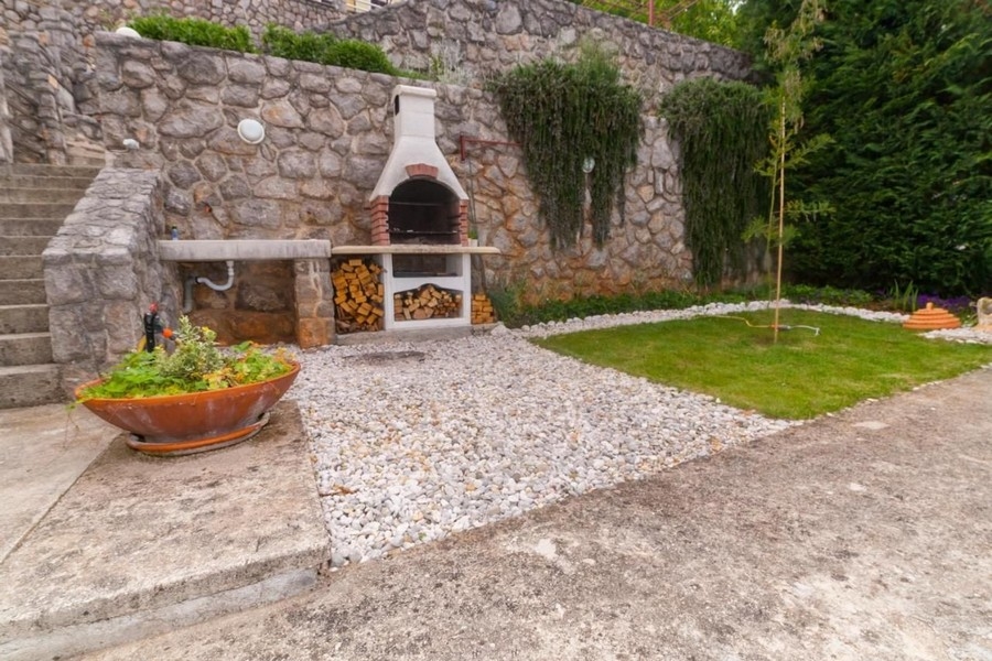 Przestronny ogród z grillem