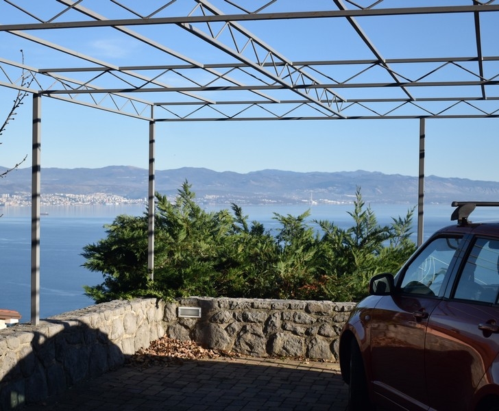 Łącznie sześć zewnętrznych miejsc parkingowych