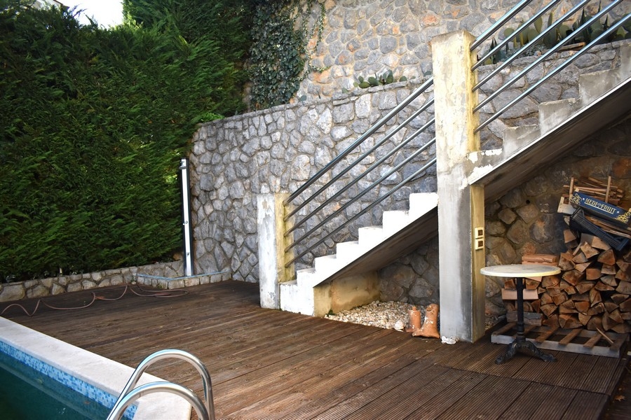 Drewniane tarasy z basenem i jacuzzi