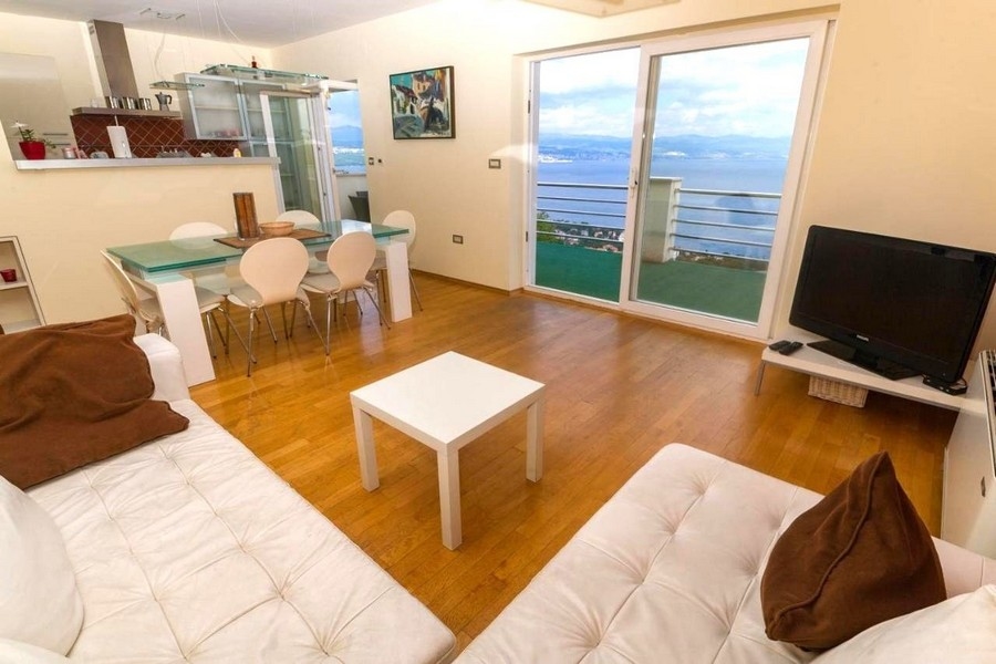 Jasne i otwarte przestrzenie mieszkalne z fantastycznym widokiem na morze