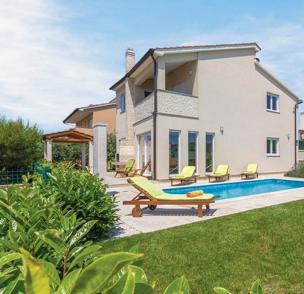 Zadbany dom z ogrodem i basenem