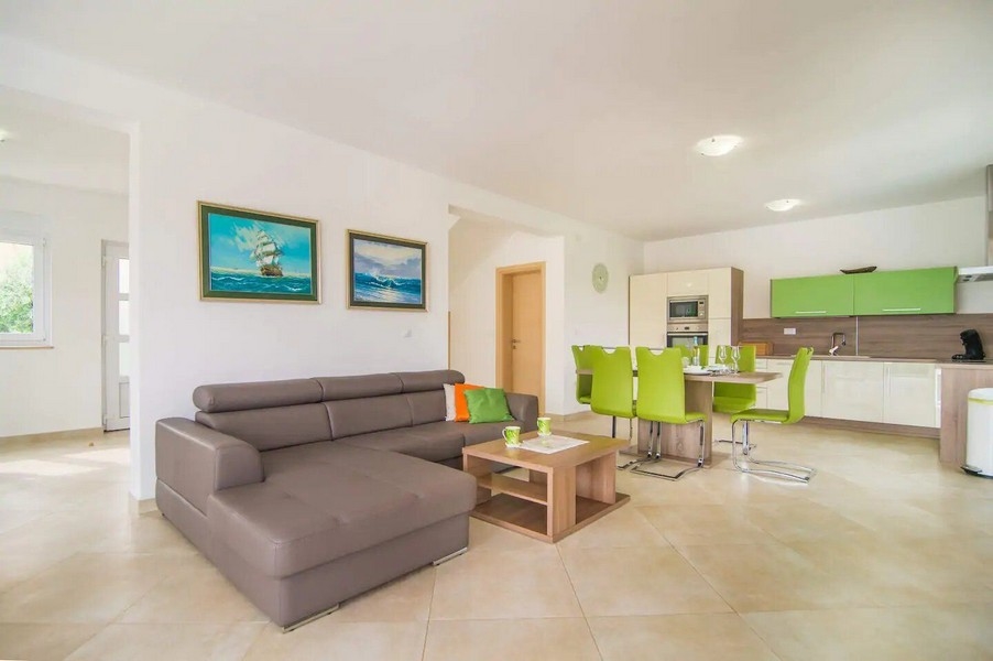 Jasna i otwarta kuchnia-salon z wyjściem na taras