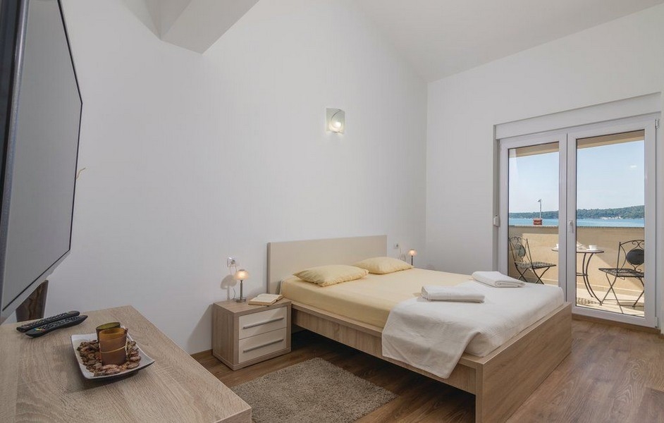 Sypialnia z wyjściem na balkon z widokiem na morze