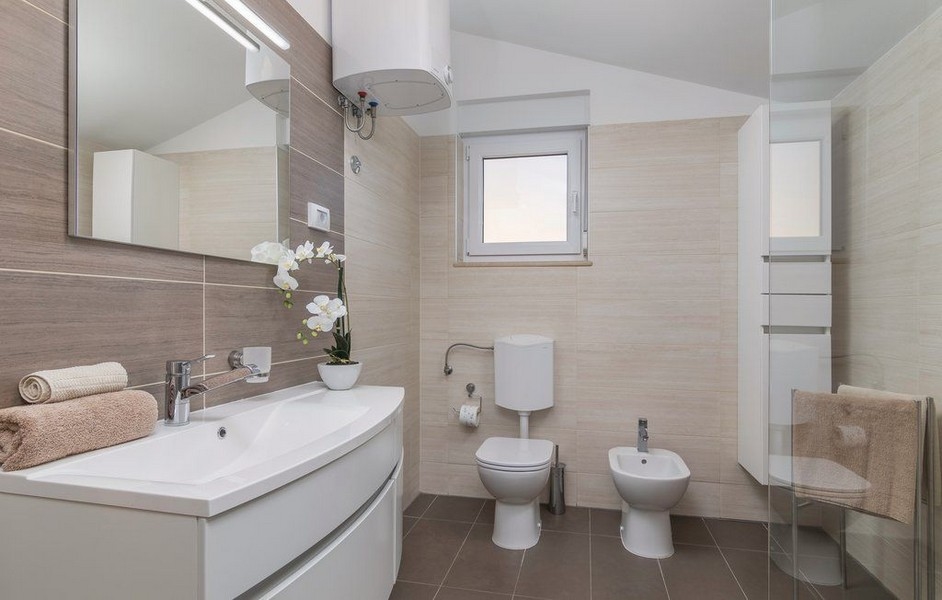 Duża nowoczesna łazienka z oknem