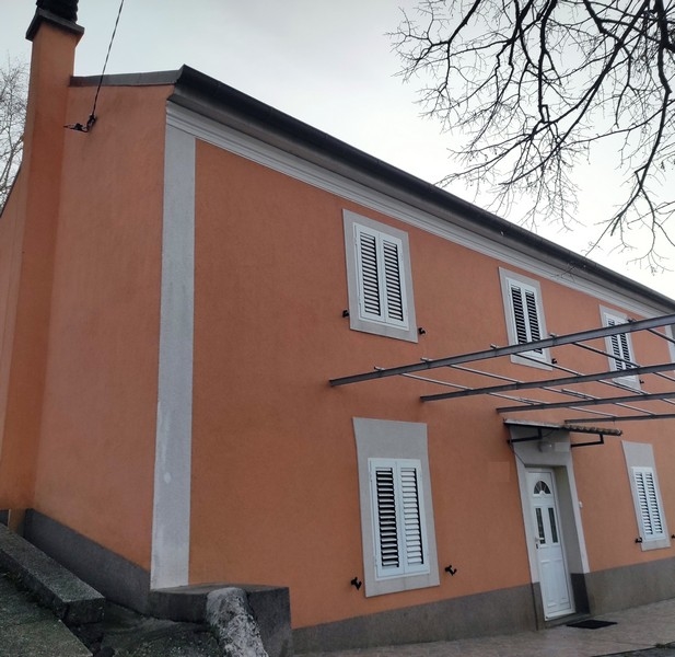 Dom jednorodzinny z potencjałem i odnowioną elewacją