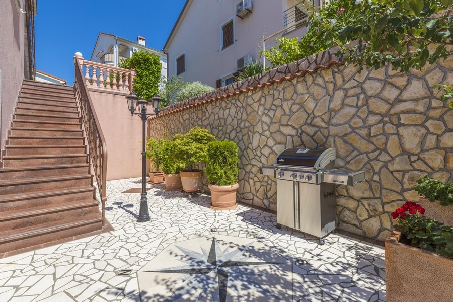 Utwardzone miejsce do grillowania na zewnątrz budynku mieszkalnego w Chorwacji