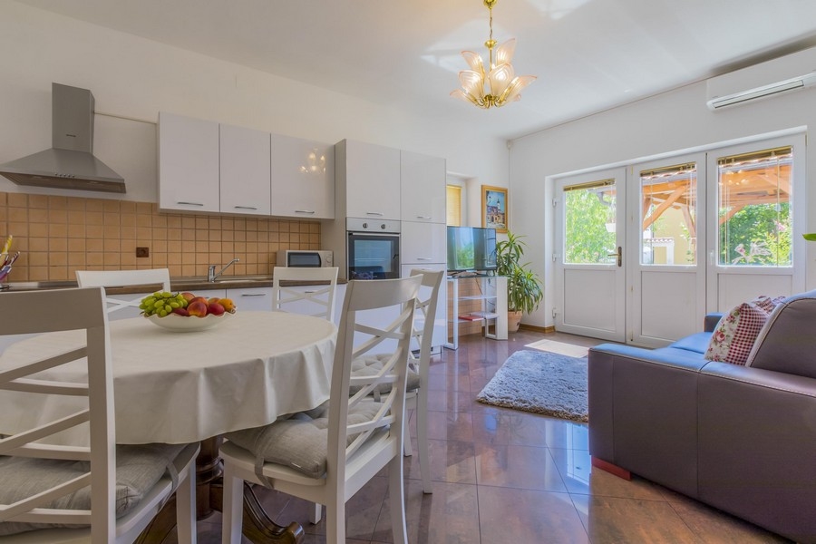 Przestronna, jasna jadalnia z kuchnią w chorwackiej nadmorskiej posiadłości