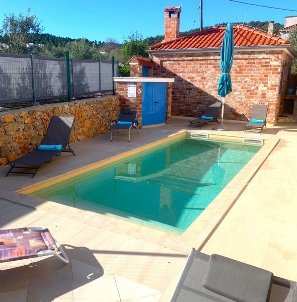 Basen w kamiennym domu w Chorwacji, idealny na relaksujące dni na świeżym powietrzu