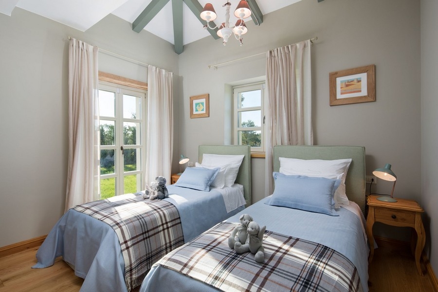 Pokój dwuosobowy w chorwackiej willi z wiejskimi wnętrzami i widokiem na otaczającą przyrodę, idealny dla dzieci lub gości