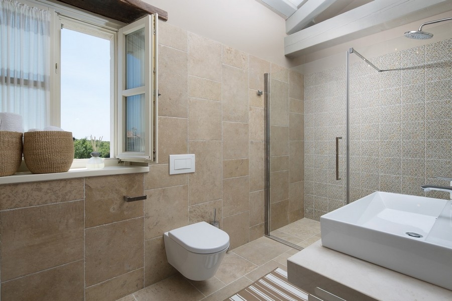 Przytulny salon z sofą, fotelami i dostępem do tarasu w luksusowej willi w Chorwacji