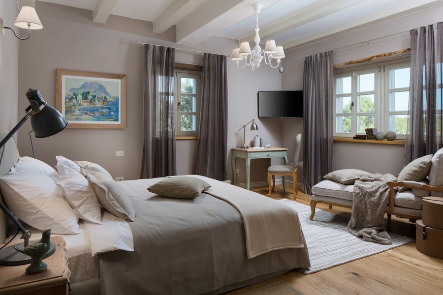 Przytulna sypialnia w willi w Chorwacji z podwójnym łóżkiem i miejscem do pracy, gustownie urządzona, część nieruchomości w Chorwacji H2878