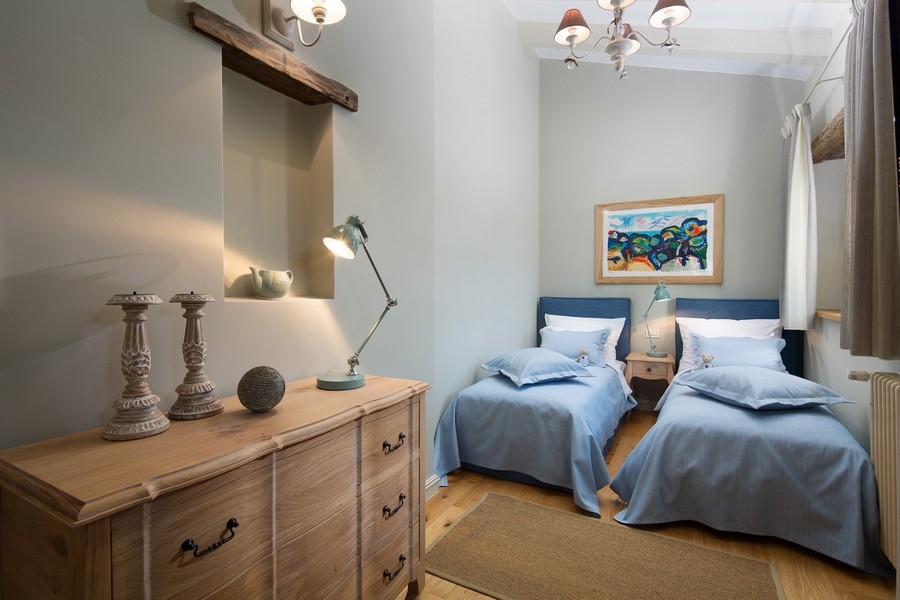 Pokój dwuosobowy w chorwackiej willi z eleganckim wnętrzem i grafiką na ścianie,