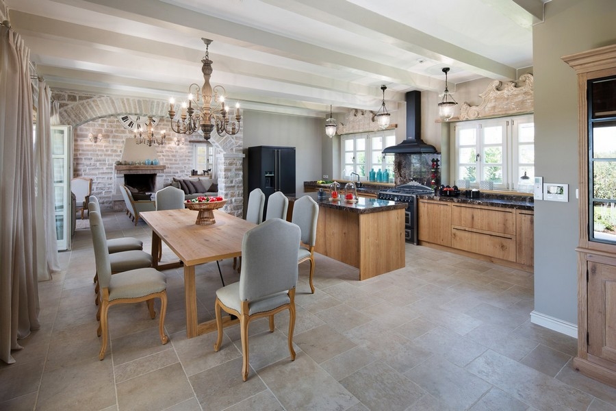 Bogata kuchnia i jadalnia w willi o rustykalnym wystroju, wyposażona w duży drewniany stół i żyrandol, część willi Kup Chorwacja H2878