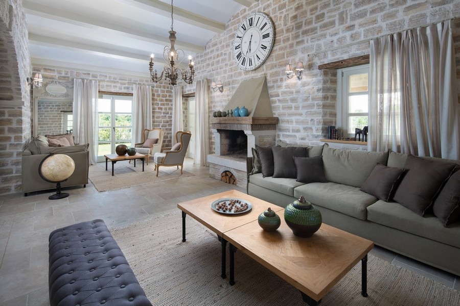 Przytulny salon z kominkiem i eleganckimi meblami w luksusowej chorwackiej willi, dostępny w Villa Buy Croatia