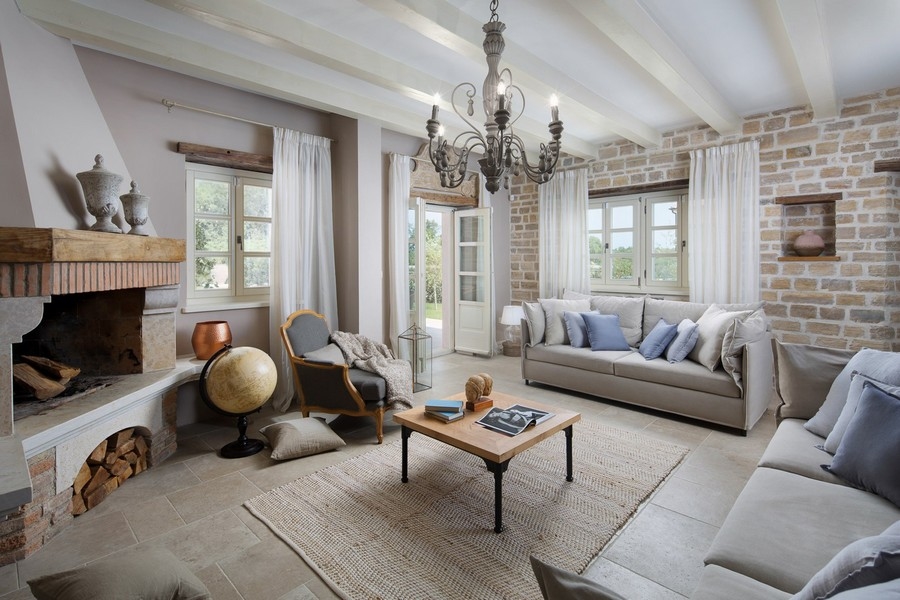 Przytulny salon z kominkiem, wygodnymi kanapami i naturalnym światłem wpadającym przez zasłony - Nieruchomości Chorwacja