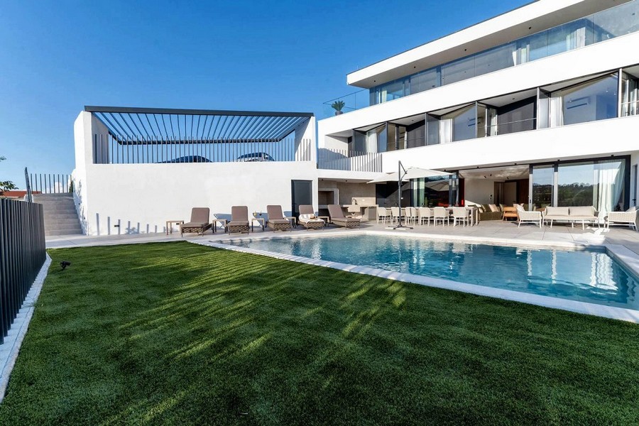 Nieruchomość Chorwacja: Ekskluzywna willa na sprzedaż w Chorwacji z basenem i zielonym trawnikiem.