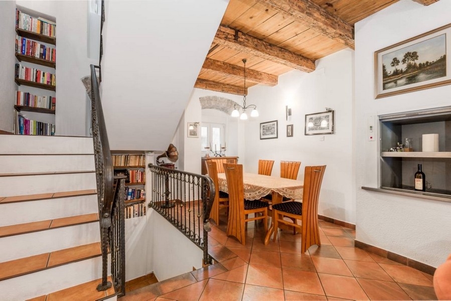 Jadalnia we wnętrzu chorwackiej posiadłości z drewnianymi belkami i schodami