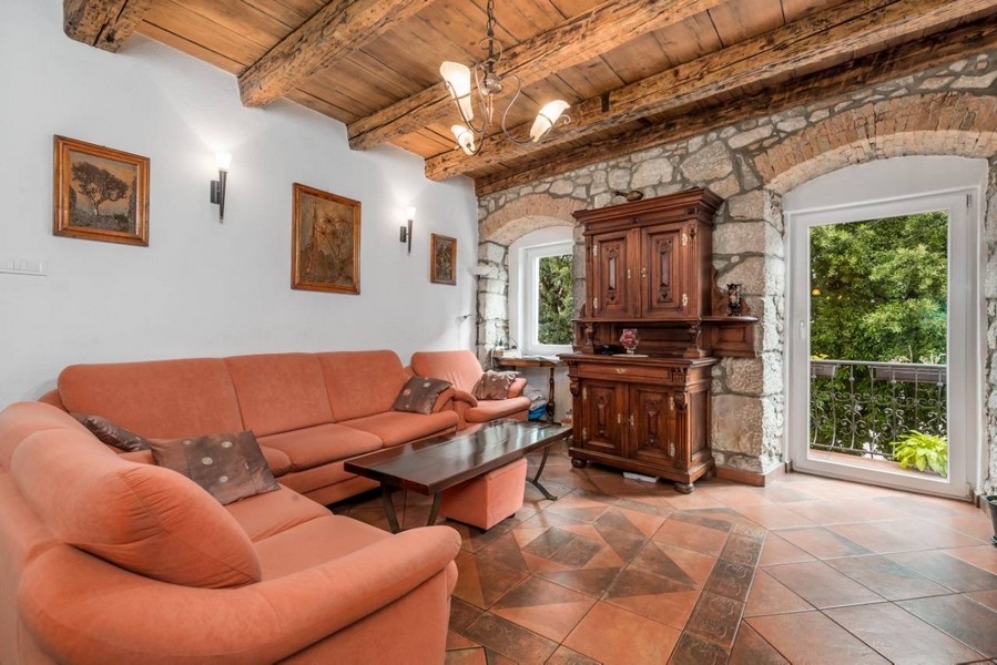 Pokój dzienny nieruchomości w Chorwacji z łukiem ceglanym i wyjściem na balkon