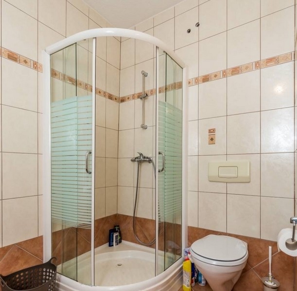 Łazienka nieruchomości w Chorwacji z narożnym prysznicem i toaletą