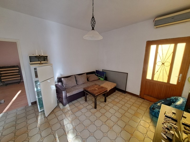 Przestronny salon z prostymi meblami w chorwackim domu wymienionym na liście Panorama Scouting.