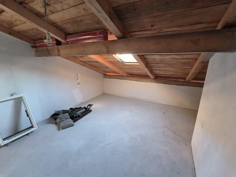 Duży strych z odsłoniętymi drewnianymi belkami w nieruchomości w Chorwacji