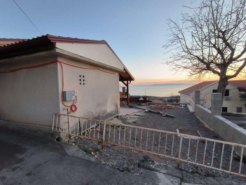 Wygląd zewnętrzny nieruchomości w Chorwacji z odsłoniętymi obszarami budowy i renowacji