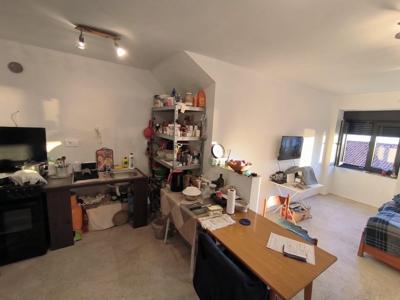 Wnętrze nieruchomości w Chorwacji urządzone jako salon z różnymi przedmiotami i meblami