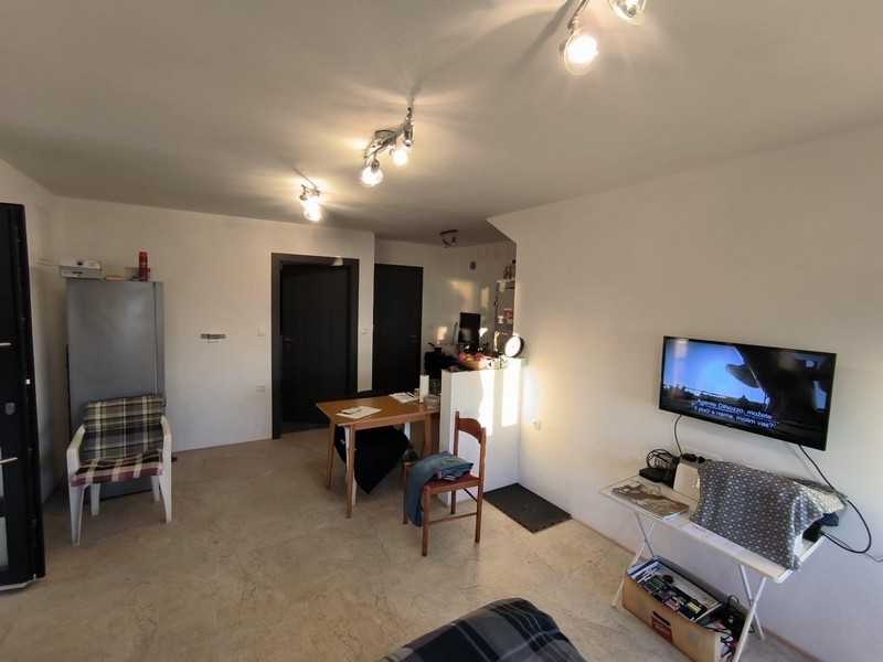 Jeszcze inny widok na przestrzeń mieszkalną w nieruchomości w Chorwacji, z widokiem na drzwi wejściowe i telewizor