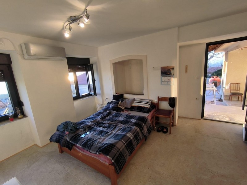 Część sypialna w nieruchomości w Chorwacji z bezpośrednim dostępem do zewnętrznego tarasu