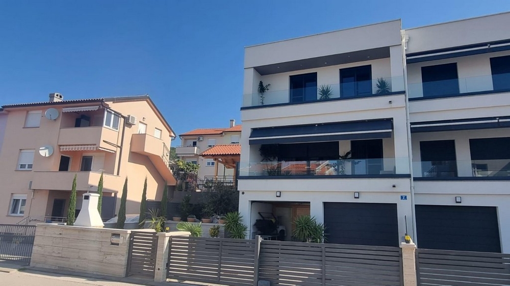 Nowoczesna nieruchomość z balkonami w Chorwacji nad morzem