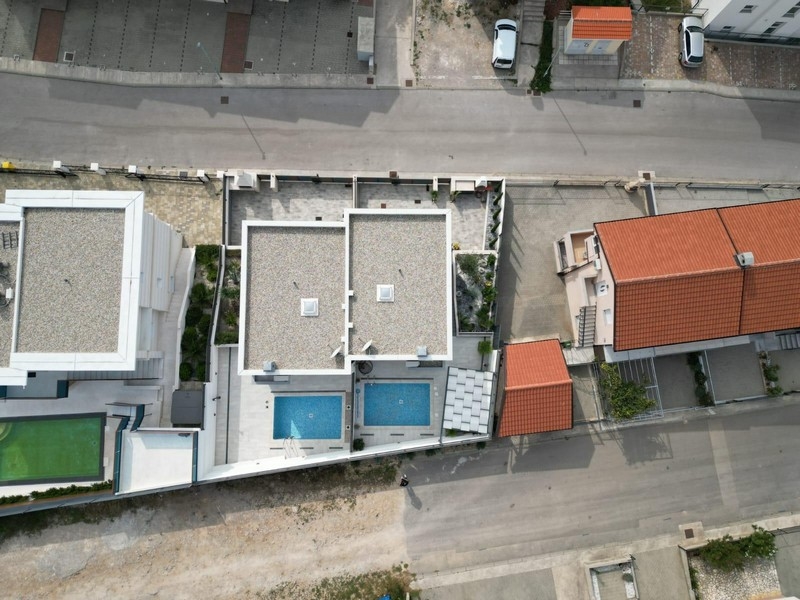 Widok z lotu ptaka na nieruchomość w Chorwacji z basenami