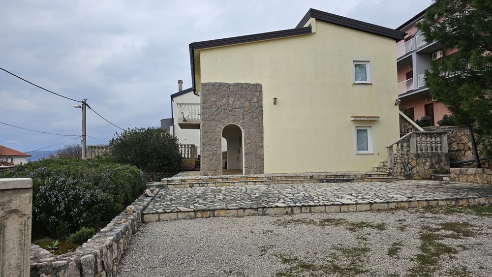 Sprzedam tył domu w Karlobag z tarasem i ścieżką dojazdową