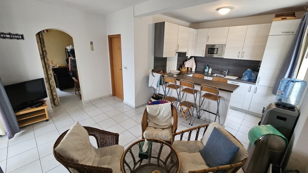 Widok wnętrza salonu z kuchnią w domu na sprzedaż w Karlobag