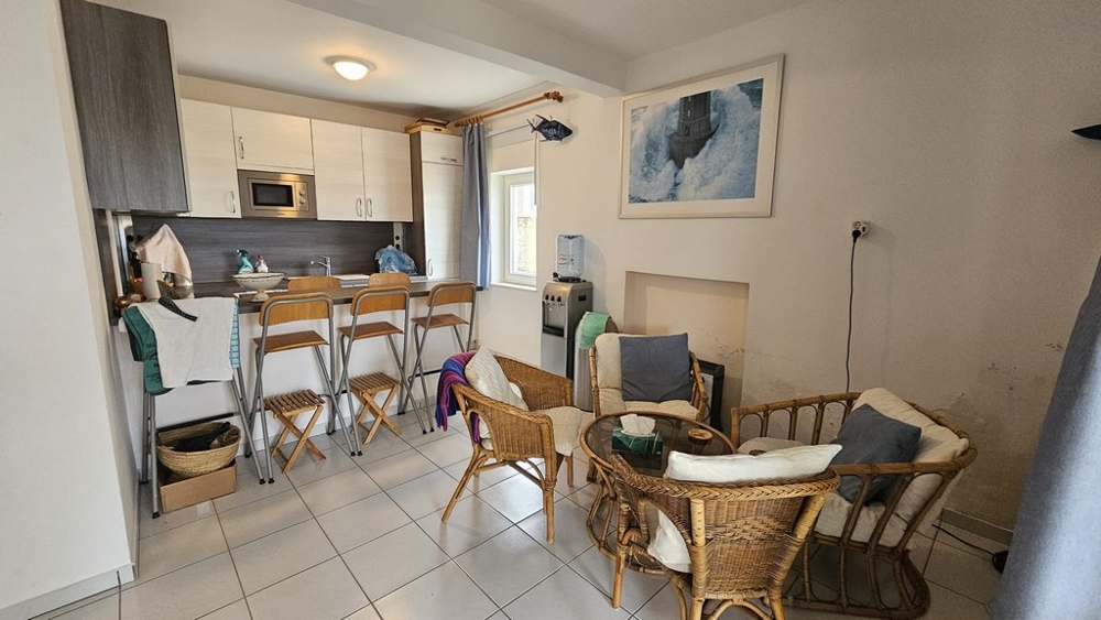 Część dzienna z częścią wypoczynkową i otwartą kuchnią w domu na sprzedaż w Karlobag