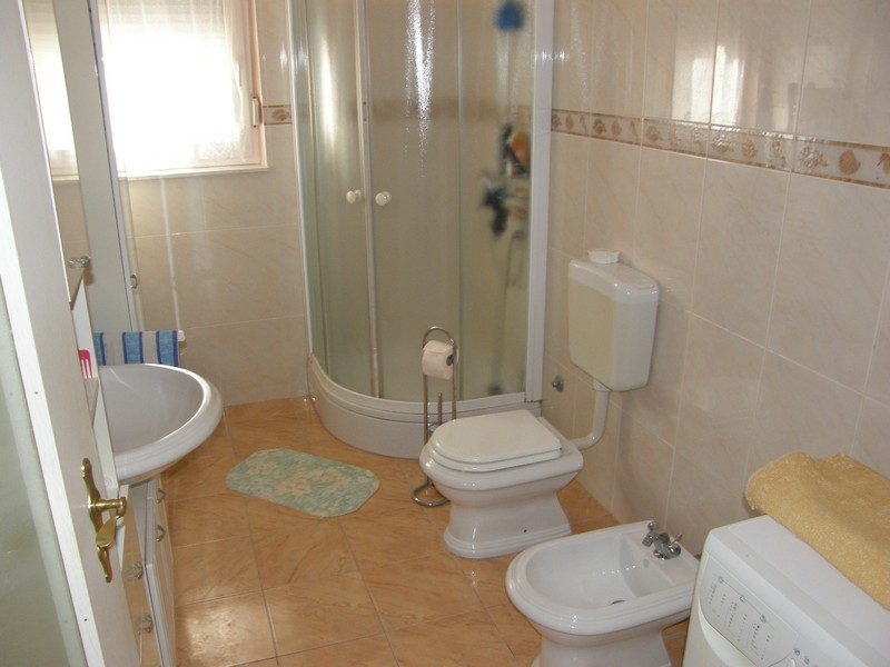 Łazienka willi w Chorwacji z kabiną prysznicową i tradycyjną armaturą