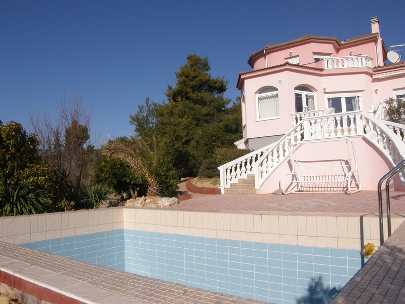 Różowa willa w Chorwacji z basenem i widokiem na otaczającą przyrodę