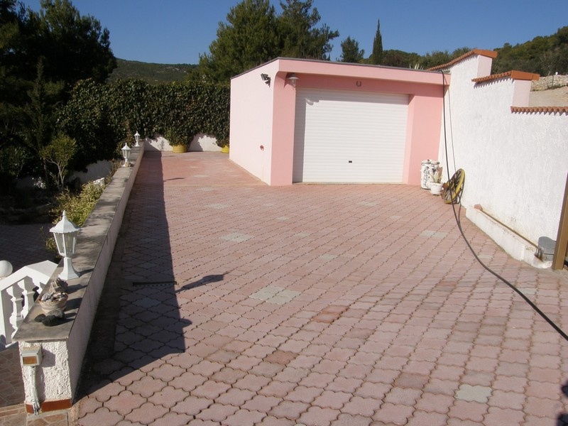 Garaż pomalowanej na różowo nieruchomości H2901, wystawionej na sprzedaż przez Panorama Scouting w Chorwacji.