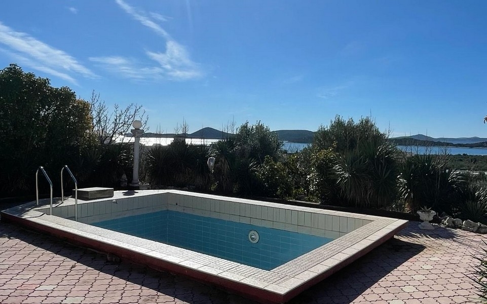 Basen w willi w Chorwacji z widokiem na okolicę