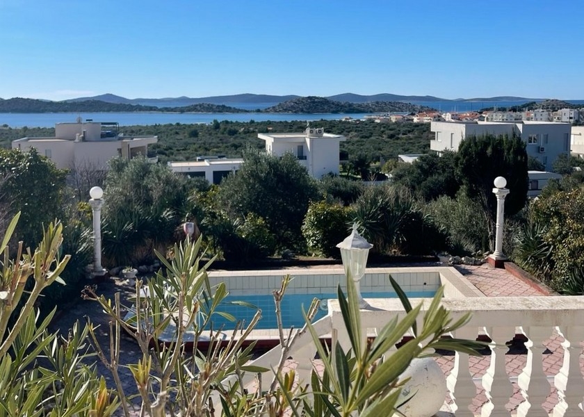 Widok na basen i chorwacki krajobraz nadmorski w tle