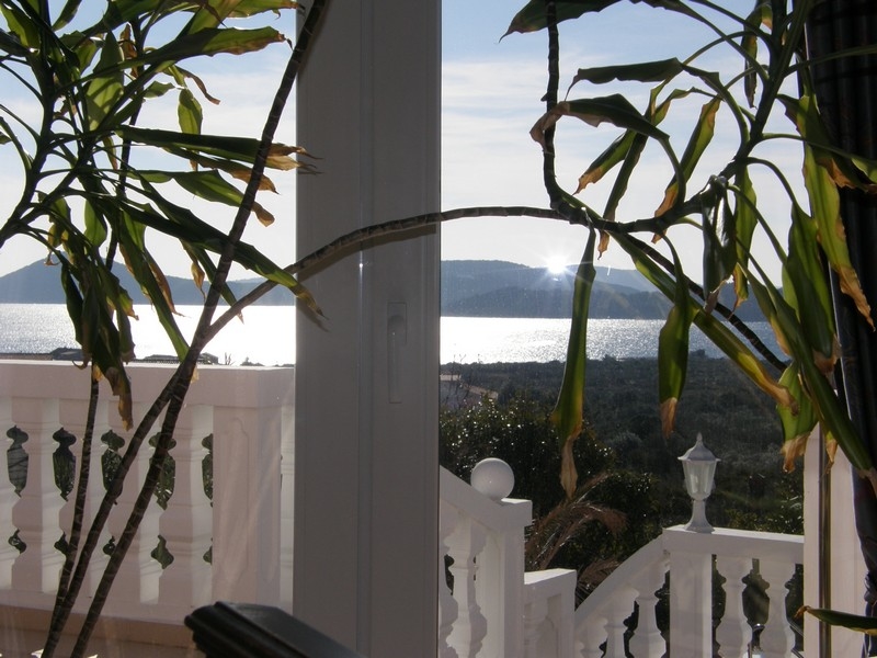 Widok na morze przez otwarte francuskie okna mieszkania w chorwackiej willi