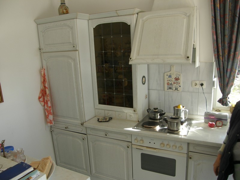 Tradycyjna biała kuchnia z drewnianymi akcentami w willi w Chorwacji