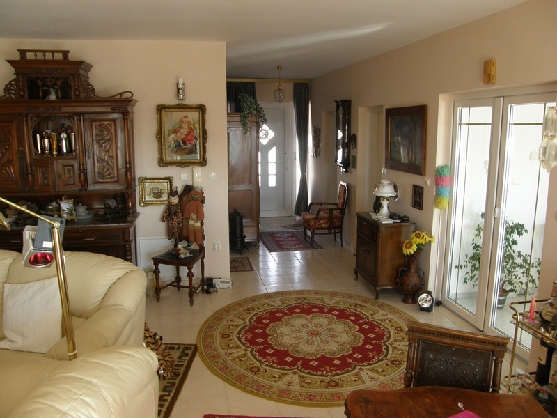 Część dzienna willi w Chorwacji z klasycznymi meblami i dziełami sztuki na ścianach