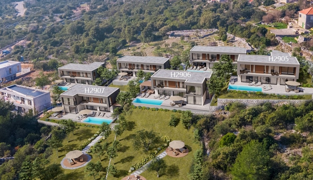 Widok z lotu ptaka na trzy nowoczesne wille na sprzedaż w Chorwacji, z identyfikacją każdej nieruchomości