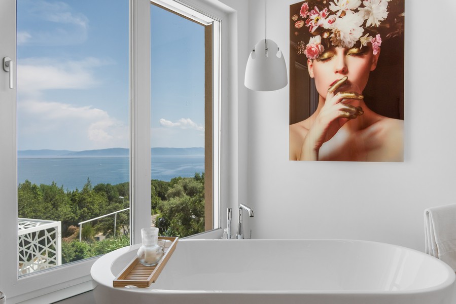 Łazienka z wolnostojącą wanną i widokiem na morze w willi na Istrii, oferowanej przez Panorama Scouting