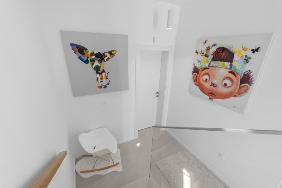 Przedpokój w nowoczesnej willi z grafiką na ścianie na Istrii, na sprzedaż przez Panorama Scouting