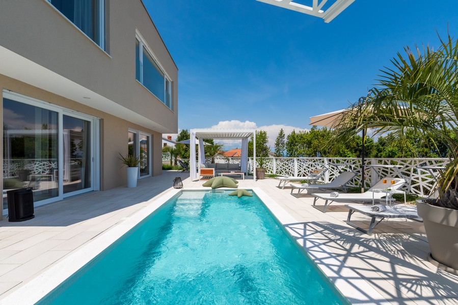 Luksusowa willa z basenem i miejscem do opalania na Istrii, zaprezentowana przez Panorama Scouting