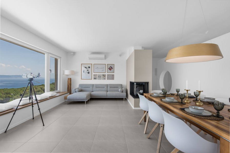 Wnętrze willi z salonem i jadalnią z widokiem na morze na Istrii, oferowane przez Panorama Scouting