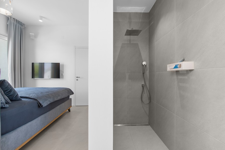 Nowoczesna łazienka z prysznicem w willi na sprzedaż na Istrii zaprezentowana przez Panorama Scouting