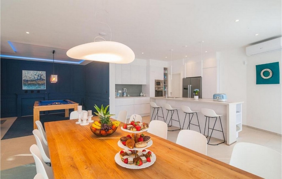 Kuchnia i jadalnia z nowoczesnym wnętrzem w luksusowej willi na Brac w Chorwacji.