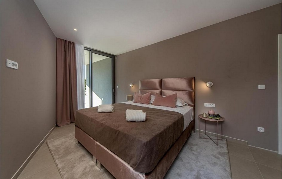 Elegancka sypialnia z wyjściem na taras w luksusowej willi na wyspie Brac.